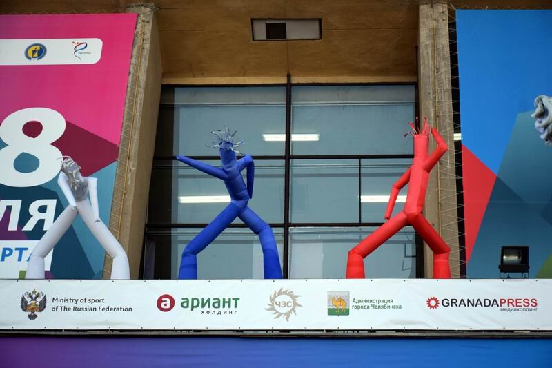 Случайно или специально, но танцоры на крыше цвета российского флага двигались очень даже в такт музыке, которая шла из громкоговорителей. 
