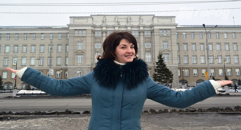 Анна Кокорина. Живёт в Омске. Работает руководителем пресс-центра Омского государственного университета путей сообщения