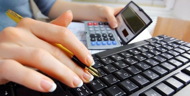 До 28 апреля (суббота) включительно организации, для которых отчетным периодом является I квартал, полугодие и девять месяцев года, должны перечислить в бюджет первый ежемесячный авансовый платеж по налогу на прибыль за II квартал 2018 года, а также подать декларацию за I квартал 2018 года (п. 1 ст. 287 Налогового кодекса). Об этом напоминает и наш календарь бухгалтера, который мы рекомендуем сохранить в закладки, чтобы не пропустить и другие сроки уплаты налогов и сборов, а также представления налоговых деклараций и расчетов.
