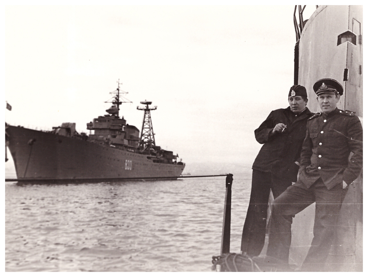 Авачинская бухта. Одна из подводных лодок этой бригады (Это не та лодка, о которой здесь рассказ) стоит на якоре. Рядом - плавбаза "Магаданский комсомолец". 1982 год. Фото автора.