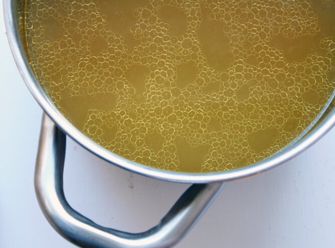 Сначала нужно подготовить мясной бульон. Промойте под проточной водой говядину. После отделите мякоть от кости и положите в кастрюлю с водой. За ним киньте, нарезанной маленькими кубиками четверть луковицы. После того, как вода закипит, снимите шум и поставьте на медленный огонь. Чем будет меньше огонь, тем лучше. Варить бульон нужно 40 мин.