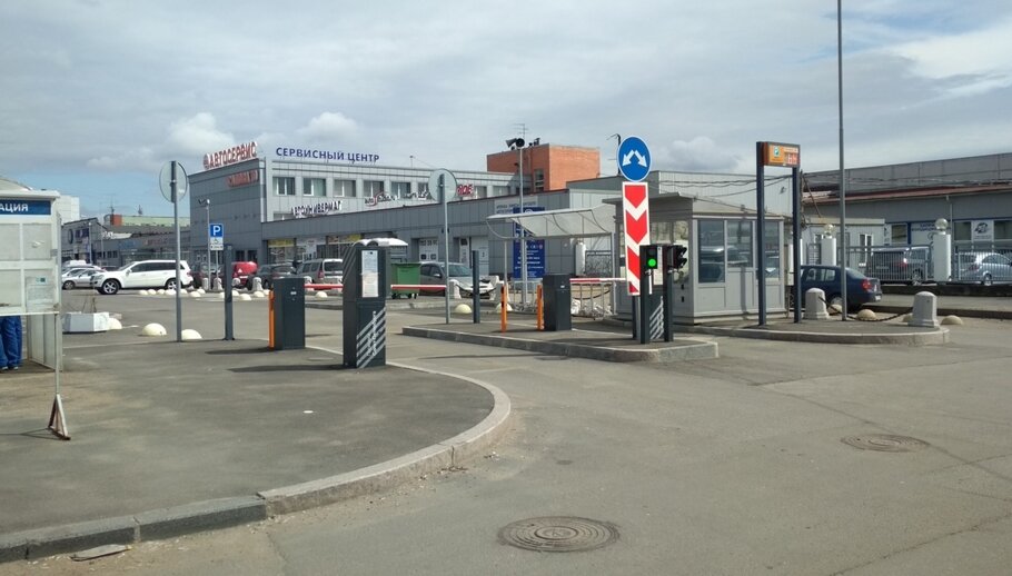 Перехватывающие парковки петербург. Метро Шушары перехватывающая парковка. Парковка у метро Шушары. Стоянка возле метро Шушары. Парковка у станции метро Шушары.