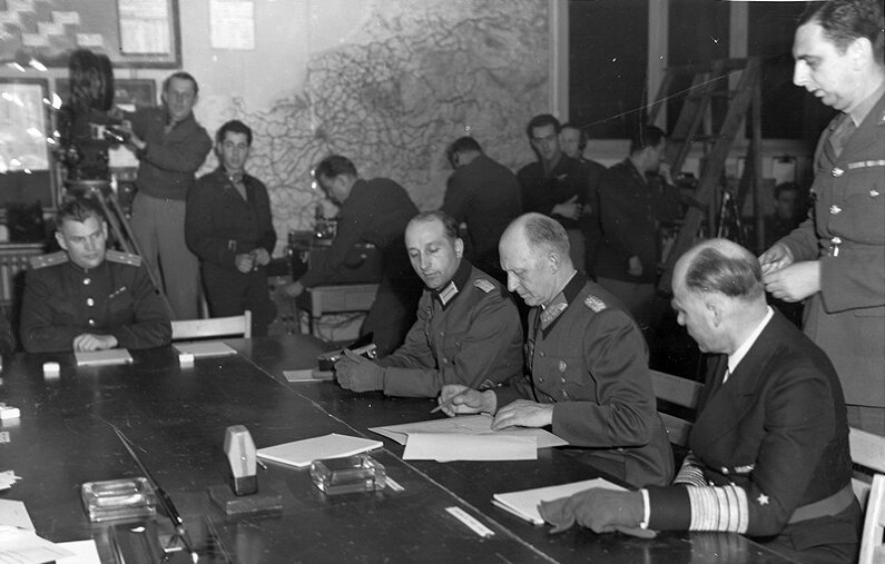 Фото. Подписание предварительного протокола о капитуляции в Реймсе