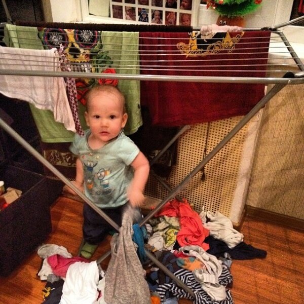 Помог маме снять чистое белье! Правда, я молодец?