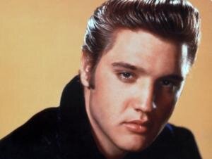 Самые первые прически в стиле стиляг замелькали на наших улицах в 40-60 годы. Они отличались неповторимой формой – можно даже сказать, причудливой и своенравной. Еще бы! Почти все мужское население СССР в то время стриглось под бокс или полубокс (укороченная прическа с выбритым затылком) – и тут вдруг пышный кок! Делали прически стиляги молодые люди, и хотели они того же, чего хочет вся молодежь в любой век – выделиться из толпы, громко (и даже немного дерзко) заявить о своей индивидуальности. И если учесть, что к таким волосам в комплекте шел яркий костюм в насмешливую клетку, а у девушек – еще и броский макияж, то выделяться нашим предшественникам получалось очень хорошо – ведь большинство в побитой войною стране гонялось вовсе не за модой, а за выполнением «пятилеток». Так что можно понять, что «рабочие и крестьяне» относились к стилягам далеко не тепло – а те, в свою очередь, бросали обществу вызов за вызовом.