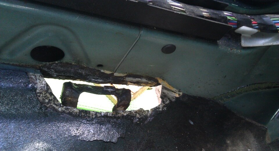 Поддомкратник уже выправлен, но дыра осталась. :)