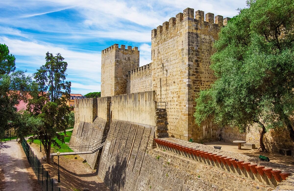 Замок Святого Георгия (Castelo de Sao Jorge) — крепость в черте Лиссабона, историческое ядро города.

