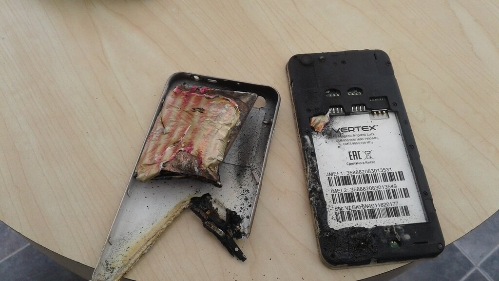 Обновление убивают телефон. Взорванный аккумулятор телефона. Взорвалась батарея в телефоне.
