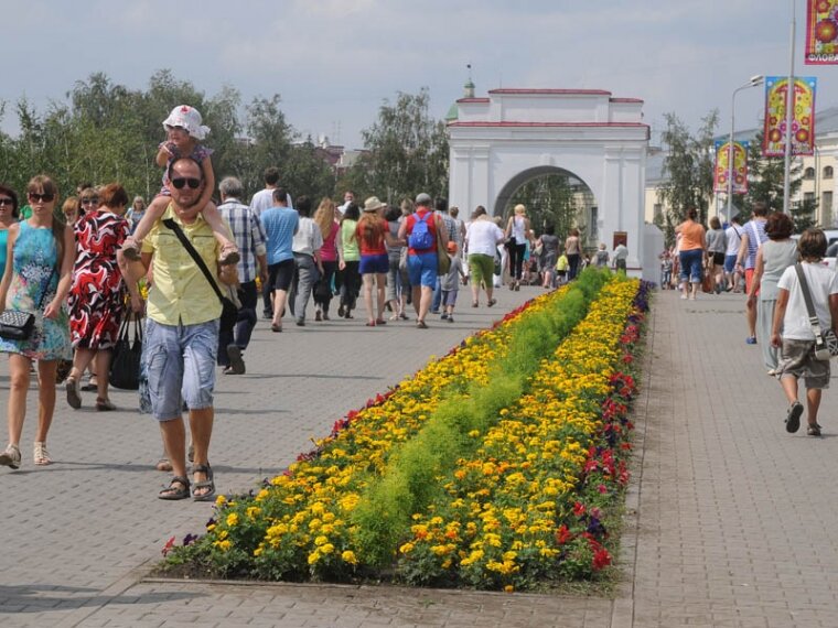 Население омска. День города Омск. Население города Омска. Жители города Омск. Люди в городе Омске.