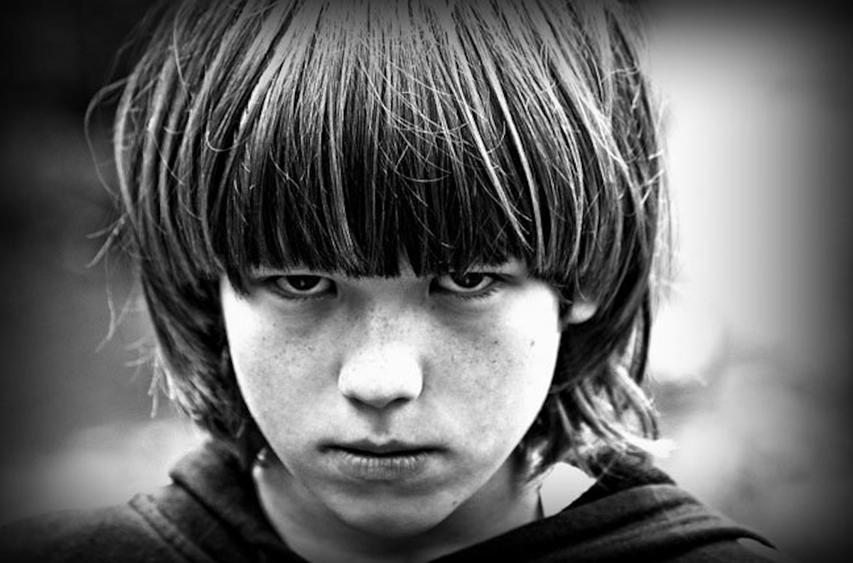 Исподлобья приставка. Злой подросток. Угрюмый подросток. Серьезный подросток. Агрессия подростков.