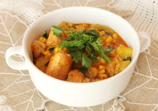 Филе можно сделать не только из грудки, но и из бедра индейки. Блюдо также не будет тяжелым для желудка, зато получится более сочным и вкусным. 