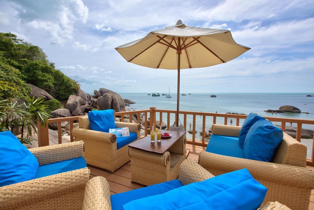 вид из отеля «Crystal Bay Beach Resort» на знаменитые валуны пляжа пляжа Кристал Бей