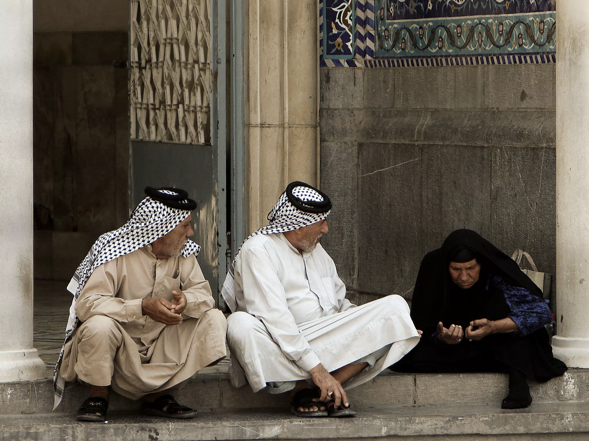 толпа мусульман. паранджа страха. араб сидит. арабская одежда террористов. жертва араба.