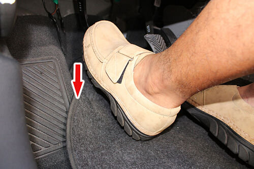 Источник фото: https://veloed.ru/the-location-of-the-pedals-in-the-car-with-an-automatic-box-driving-a-car-with-a-manual-gearbox-for-beginners/