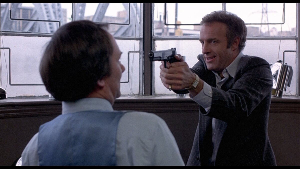 Вообще-то наш герой не грабитель, а классический вор, но "пушку", ежели что, выхватить может. И не только затем чтобы кого-то ею припугнуть.  