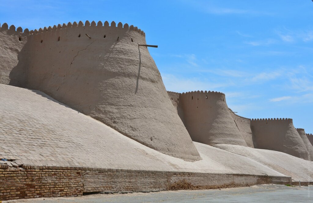  
Красивая легенда повествует о том, как однажды проезжая эти пустынные места Сим, старший сын Ноя, заснул. И привиделся ему город в огне. Проснувшись, Сим начал строительство города, с того что вырыл колодец и отведав воды, воскликнул: "Хей вак, хей вак!", что означает "как хорошо"! И с тех пор город стал называться Хивой.
