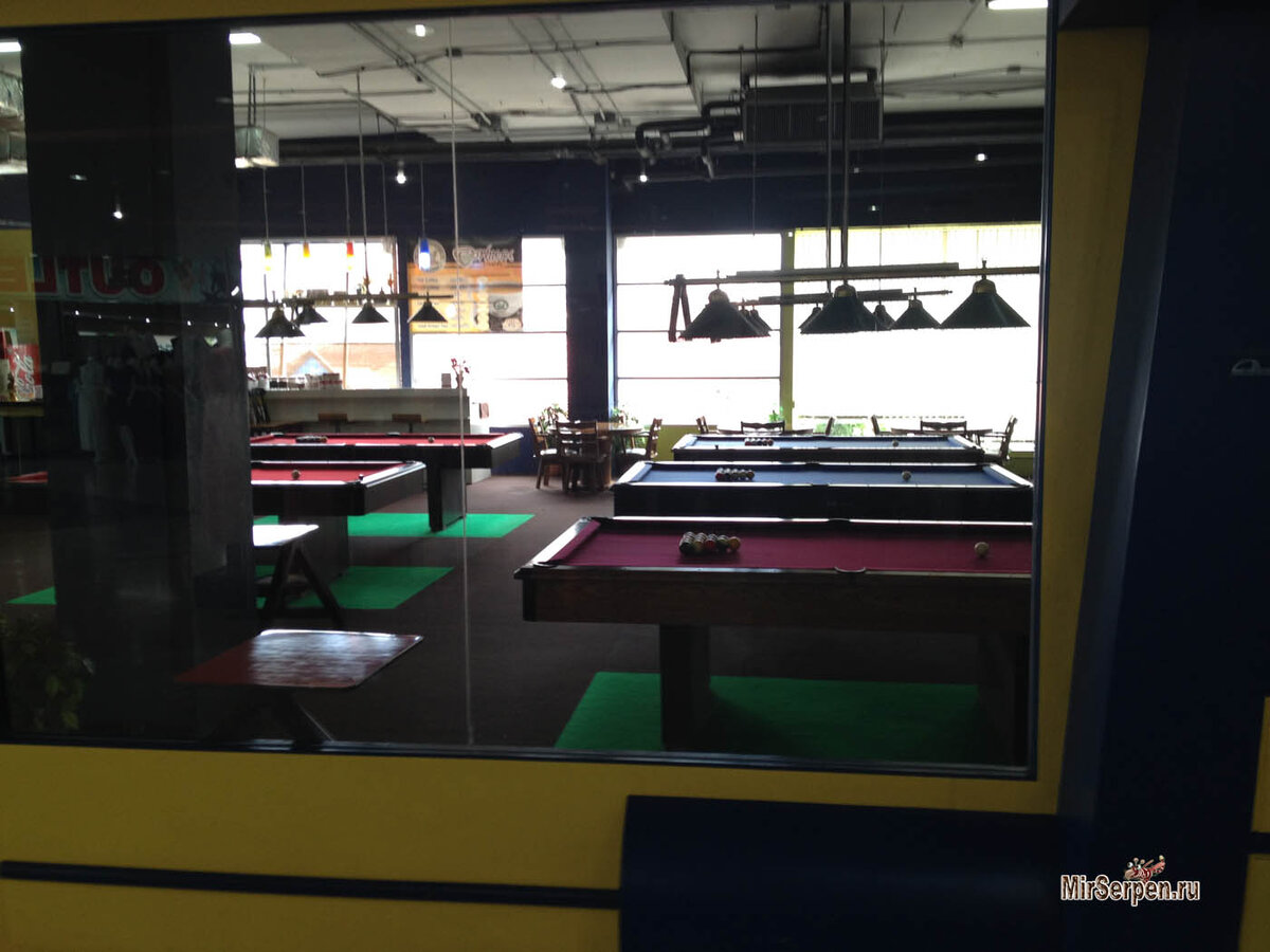 Зал для игры в бильярд в торговом центре Tops Market в Паттайе, Таиланд