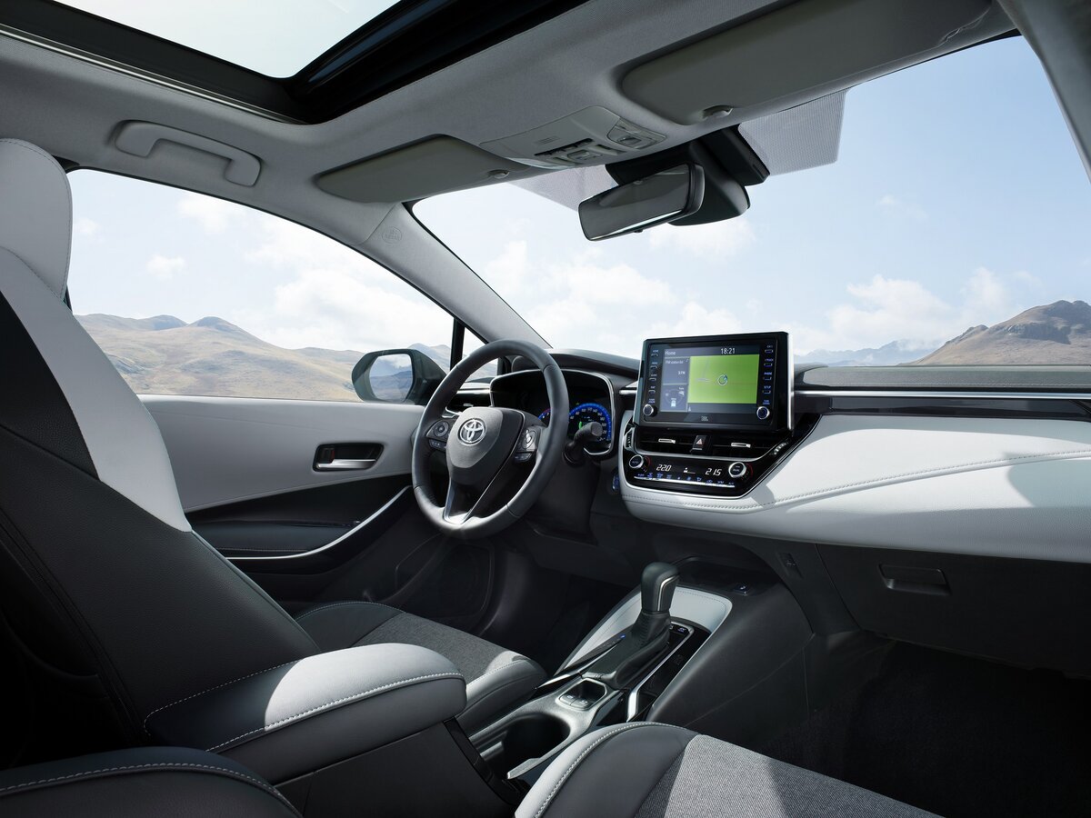 Салон новой Toyota Corolla Touring Sports