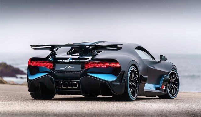 Мотор, стоит отметить, перекочевал на Bugatti Divo с Bugatti Chiron в прежнем виде — это 8,0-литровый W16 (1500 лс 1600 Нм) с 4 турбо компрессорами, работающий в тандеме с 7-ступенчатым «роботом», который передает тягу всем колесам (полный привод с электронно управляемым задним дифференциалом). 
Как сообщил глава Bugatti Стефан Винкельманн новая модель бренда с именем Divo разработана для феноменально быстрого прохождения поворотов. Расстояние трассы Нардо в Италии Бугатти Диво проходит на целых 8,0 сек быстрее, чем обычный Chiron и на 3,0 секунды быстрее Chiron Sport. Но на прямой дороге у купе Divo нет никаких шансов соревноваться с Бугатти Широн, максимальная скорость ограничена отметкой в 380 кмч (Bugatti Chiron и Bugatti Chiron Sport могут разгоняться до 420 кмч). Так что новый гиперкар Bugatti Divo является идеальной машиной для закрытых треков и извилистых дорог общего пользования.

Разобравшись в технических аспектах новинки хотим отметить шикарный внешний вид машины. В целом Bugatti Divo очень схож с Bugatti Chiron, однако … новая модель Бугатти имеет полностью оригинальный костюм, окрашенный основным матовым цветом Titanium Liquid Silver, и дополненный углепластиковыми деталями оттенка Divo Carbon и ярко-бирюзовыми вставками Divo Racing Blue. Также нужно сказать, что у новой модели Bugatti полностью оригинальные передняя часть кузова и корма, а также максимально оптимизированная аэродинамика.