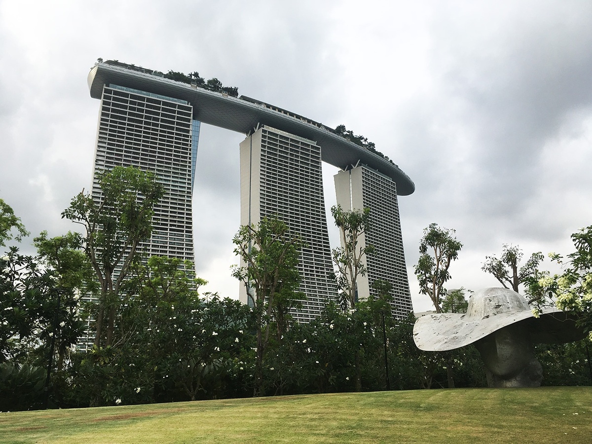 Marina Bay Sands, вид со стороны Gardens By the Bay