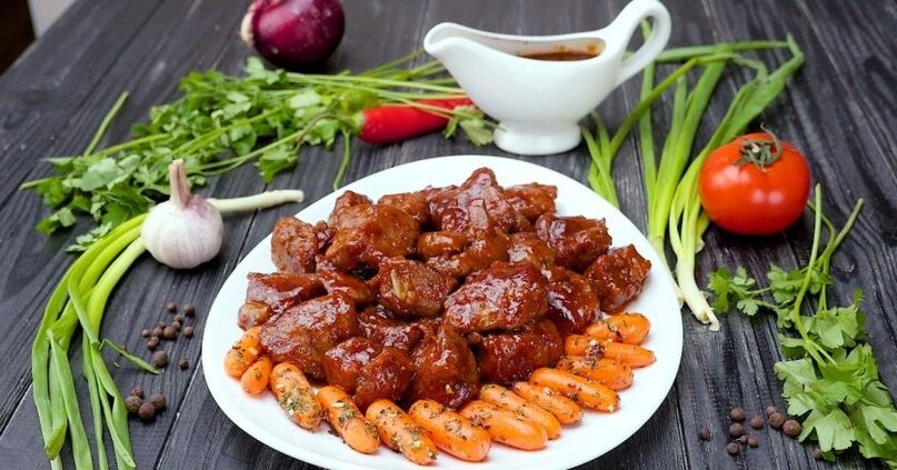 ИНГРЕДИЕНТЫ: ● Куриная печень - 1 кг 
● Крахмал - 1 ст. л. 
● Чеснок - 4–5 зуб. 
● Соль по вкусу 
● Подсолнечное масло - 2 ст. л. 
● Соевый соус - 7 ст. л. 
● Мёд - 2 ст. л. 
● Томатная паста - 1 ст. л. 
● Вода - 100 мл.
ПРИГОТОВЛЕНИЕ:
Нарежьте печень небольшими кубиками (примерно 3 см, если используете куриную — можете готовить целиком). Посолите по желанию (помните, что в соевом соусе уже есть соль), добавьте крахмал и растительное масло. Измельчите чеснок, добавьте его в маринад и тщательно перемешайте. Оставьте примерно на полчаса. Обжарьте печень со всех сторон.Можете обжарить с ней и нарезанный кольцами лук — блюдо станет еще вкуснее. Налейте в толстостенную сковородку или сотейник соевый соус, добавьте мёд и томатную пасту, посыпьте специями и залейте горячей водой. Прогревайте, непрерывно помешивая, до полного растворения мёда. Залейте соусом печень и тушите под крышкой 8–10 минут.