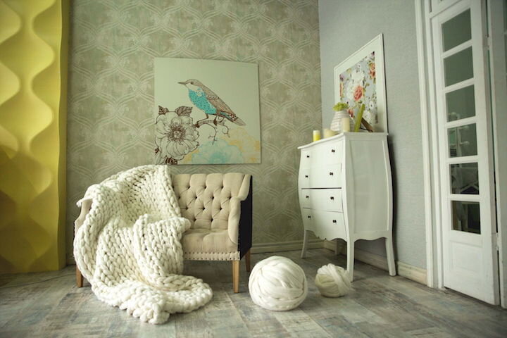 Диванчик с пледом в холле