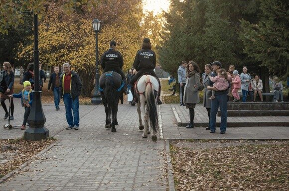 Коне новосибирск. Конная полиция в Новосибирске. Полиция на лошади в Новосибирске. Серебряный Бор Конная полиция. Конная стоянка.