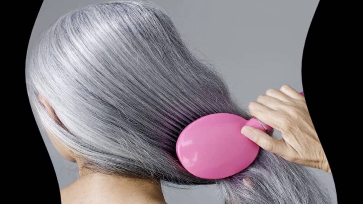 Как известно, воздействие солнечных лучей, а также морской или океанической воды может оказать влияние на Ваши светлые волосы, в результате чего при окрашивании их в дальнейшем Вы можете получить пепельный оттенок, от которого все же достаточно легко избавиться. Во-первых, необходимо тщательно очистить волосы, вымыв голову своим шампунем. Затем следует подключать средства восстановления для ломких и поврежденных волос, такие как маски и обертывания. 