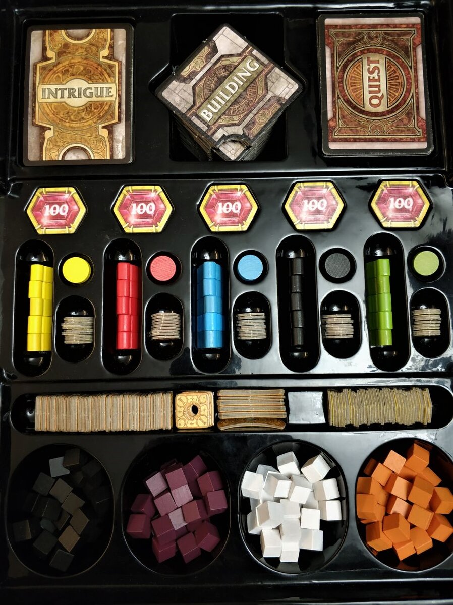 Вот эти квадратики в нижнем ряду -  наши наемные рабочие: воры, маги, жрецы и воины. Нас не интересуют ни их биографии, ни мотивация - мы их просто вербуем и на каждый квест пускаем в расход. "Крекеры" и "бублики" чуть выше - это деньги, а рубины обозначают победные очки.