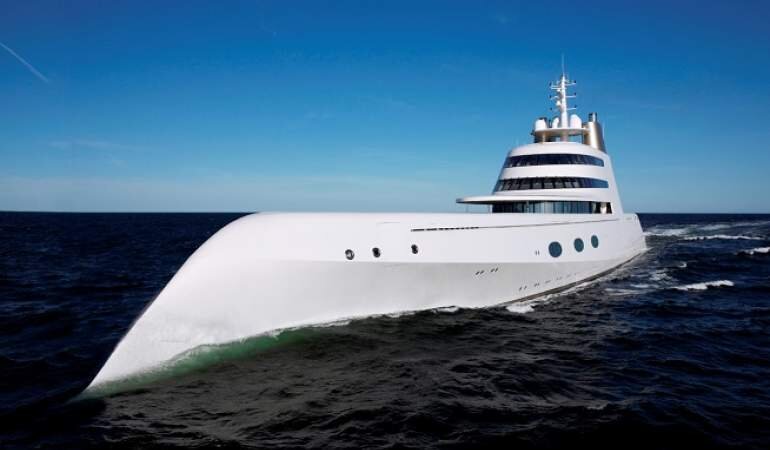 119-метровая яхта принадлежит Александре и Андрею Мельниченко. Она была спроектирована Филиппом Старком и Мартином Френсисом. Ее строительство завершилось в 2008 году в Германии  Стоимость яхты оценивается в 380 млн. долларов. Необычный внешний вид яхты вызвал высокий интерес, она была названа самой ужасной и, одновременно, самой красивой яхтой в мире