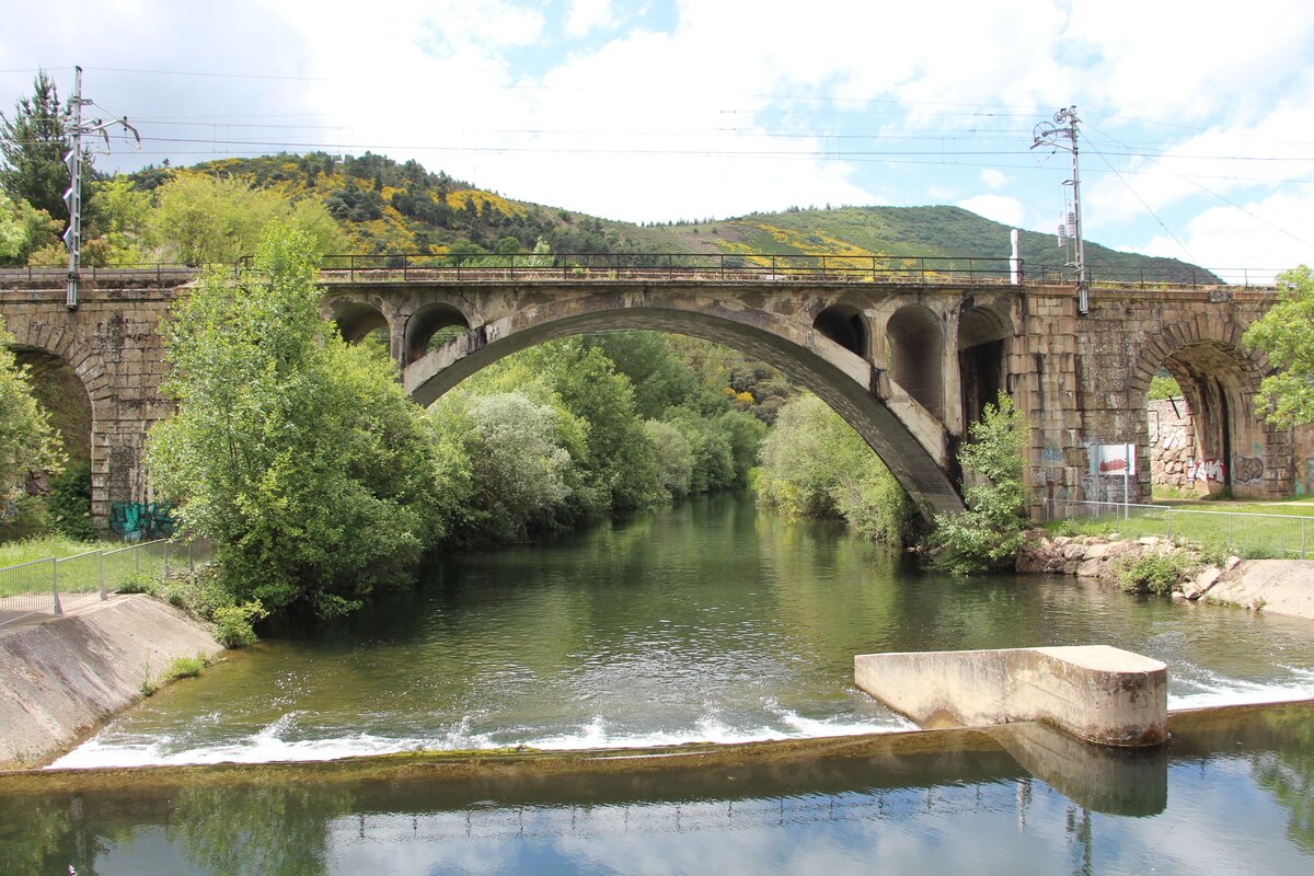 Мост стоял примерно на этом месте.
Источник: www.minube.net