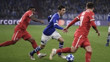 Фото: Твиттер«Локомотив» в матче последнего тура группового этапа Лиги чемпионов устраивала только победа, но и она не могла гарантировать «железнодорожникам» участие в весенней части еврокубков. Для того чтобы занять столь необходимое 3-е место в группе и попасть в Лигу Европы, подопечным Юрия Семина кроме 3-х очков в собственном поединке, необходимо было ждать потери очков «Галатасарая» в матче против «Порту». Только такой расклад устраивал «Локомотив». 
