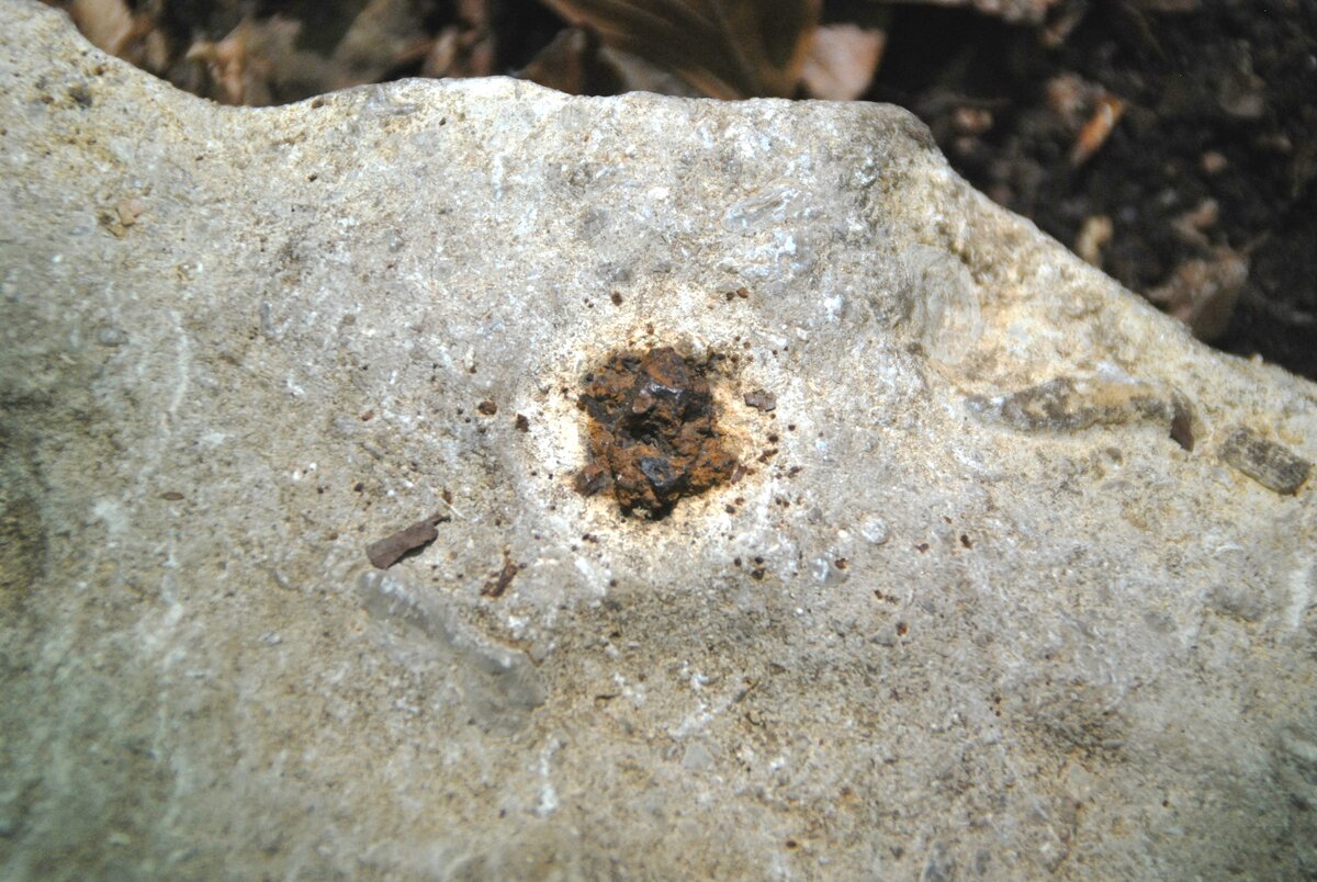 Метеорит в камне на Бойке (Крым)