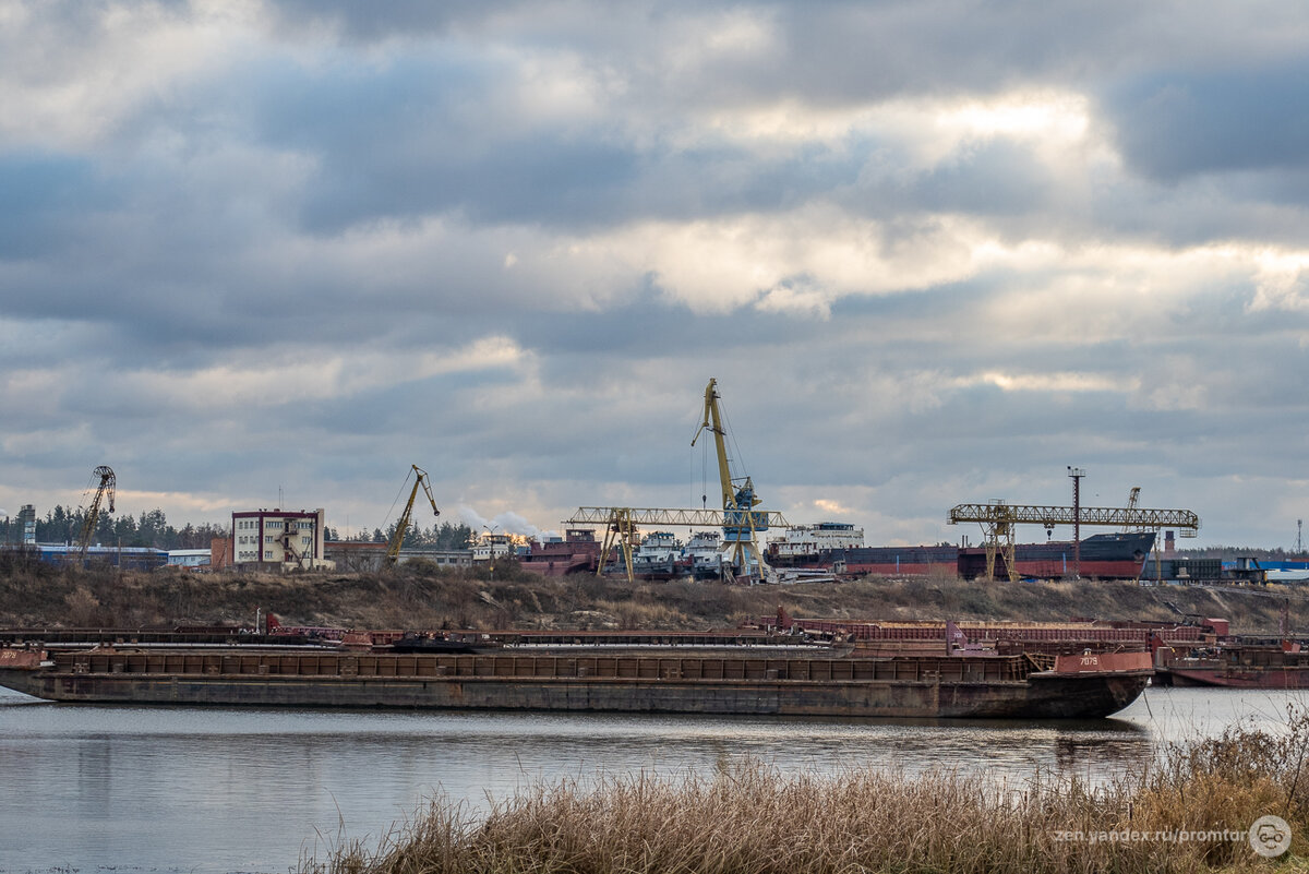 С земли толком ничего не видно. Ну баржа и баржа. В общем ФУ! 