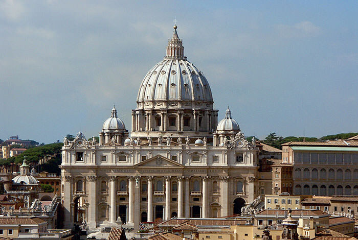 Собор Святого Петра, вид от замка Святого Ангела, показывающий купол, возвышающийся за фасадом Мадерны.
