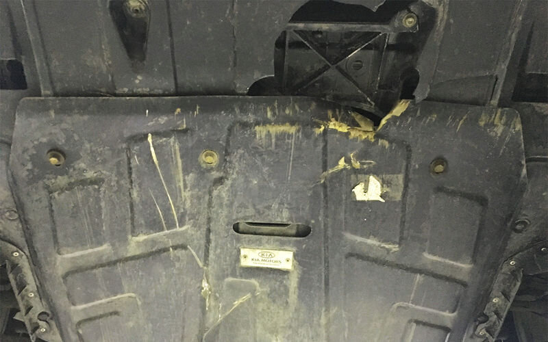 Последствия встречи с куском льда на дороге: защита погнута, откололся кусок пластикового пыльника переднего бампера. 