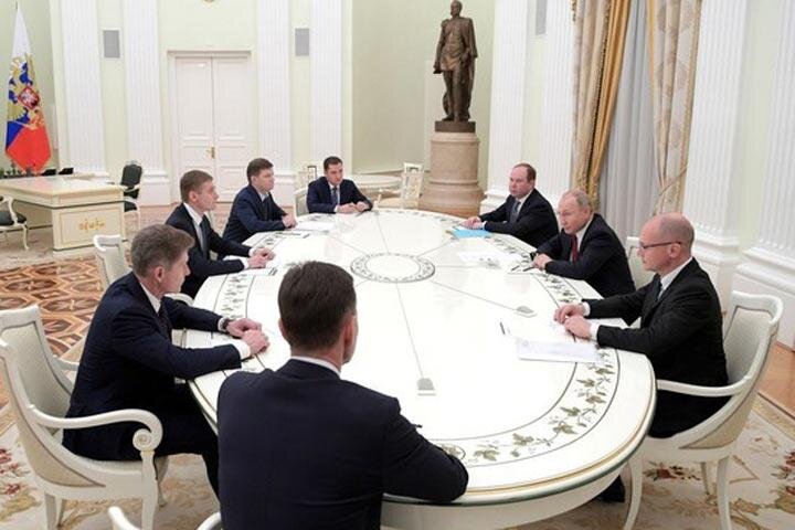 Дмитрий Дризе — о встрече президента с губернаторами 
Владимир Путин встретился с победившей оппозицией. Президент принял в Кремле избранных губернаторов Хакасии, Владимирской области, Хабаровского края и Приморья. В первых трех регионах на прошедших выборах победили оппозиционные кандидаты от КПРФ и ЛДПР. В ходе встречи Путин поздравил новых руководителей с победой и отметил, что пришло время оправдать доверие избирателей. Встреча предполагала открытую и закрытую часть. Политический обозреватель «Ъ FM» Дмитрий Дризе считает, что новым главам будет нелегко, особенно это касается губернатора Хакасии Валентина Коновалова.