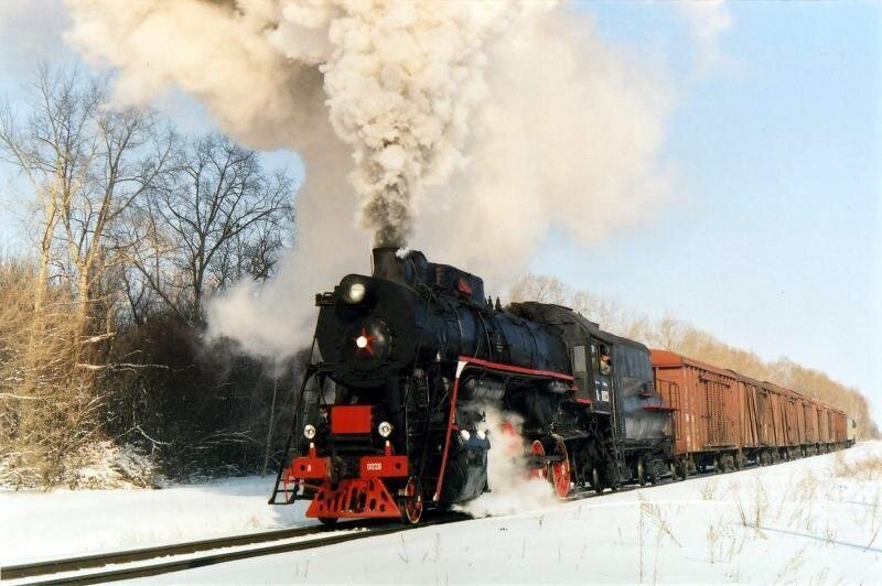 Паровоз с вагонами. Прилипший к паровозу вагон. Электровоз паровоз тепловоз. Маневровый двор. Паровоз фото.