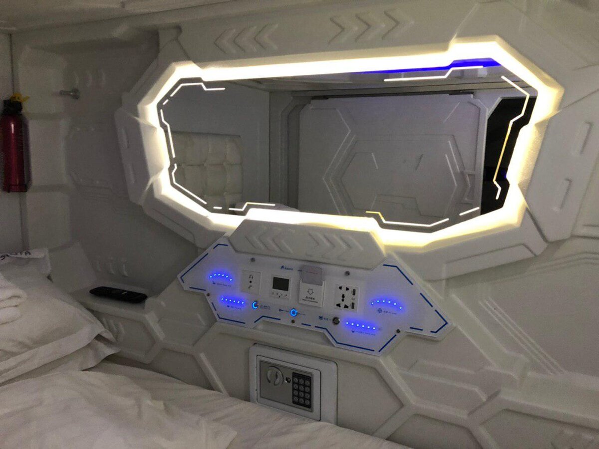 Даже сейф есть.