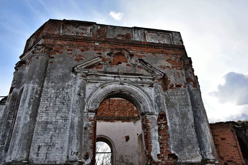 Церковь имеет хорошо сохранившуюся наружную штукатурку, которая позволяет рассмотреть множество пилястр на стенах и арках дверей.
