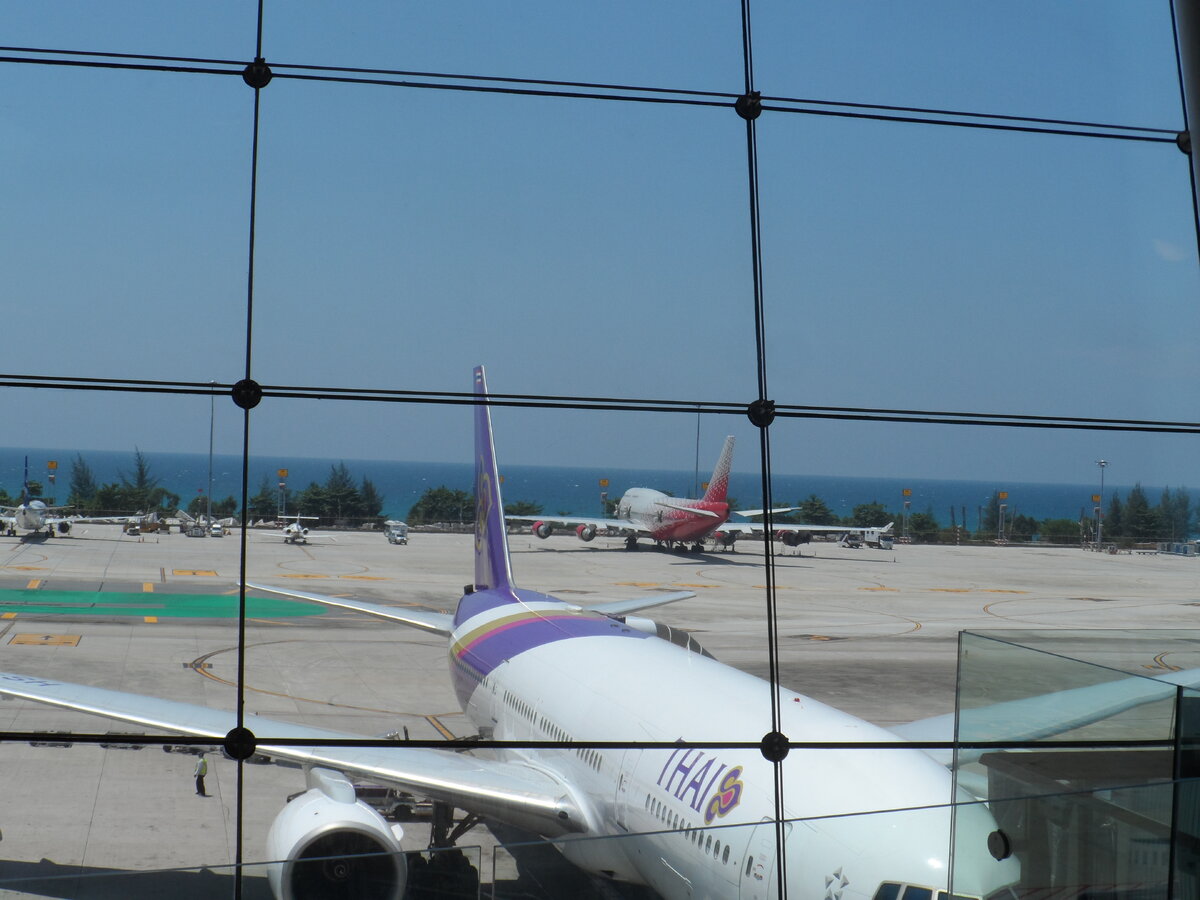 Аэропорт на Пхукете прямо у моря