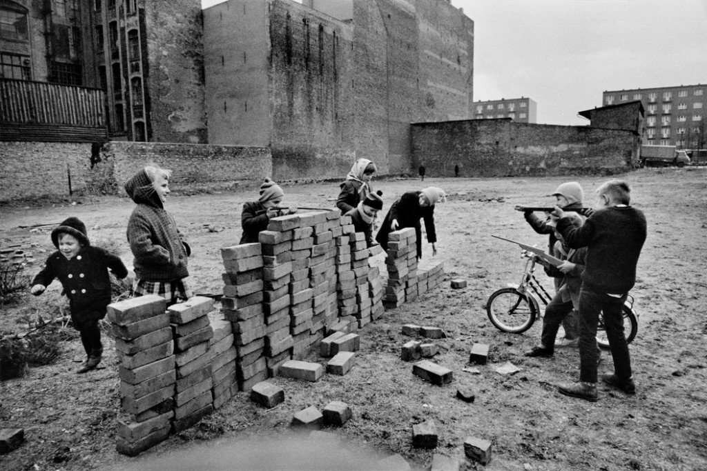 Дети играют в "Стену" в Западном Берлине, 1962г.