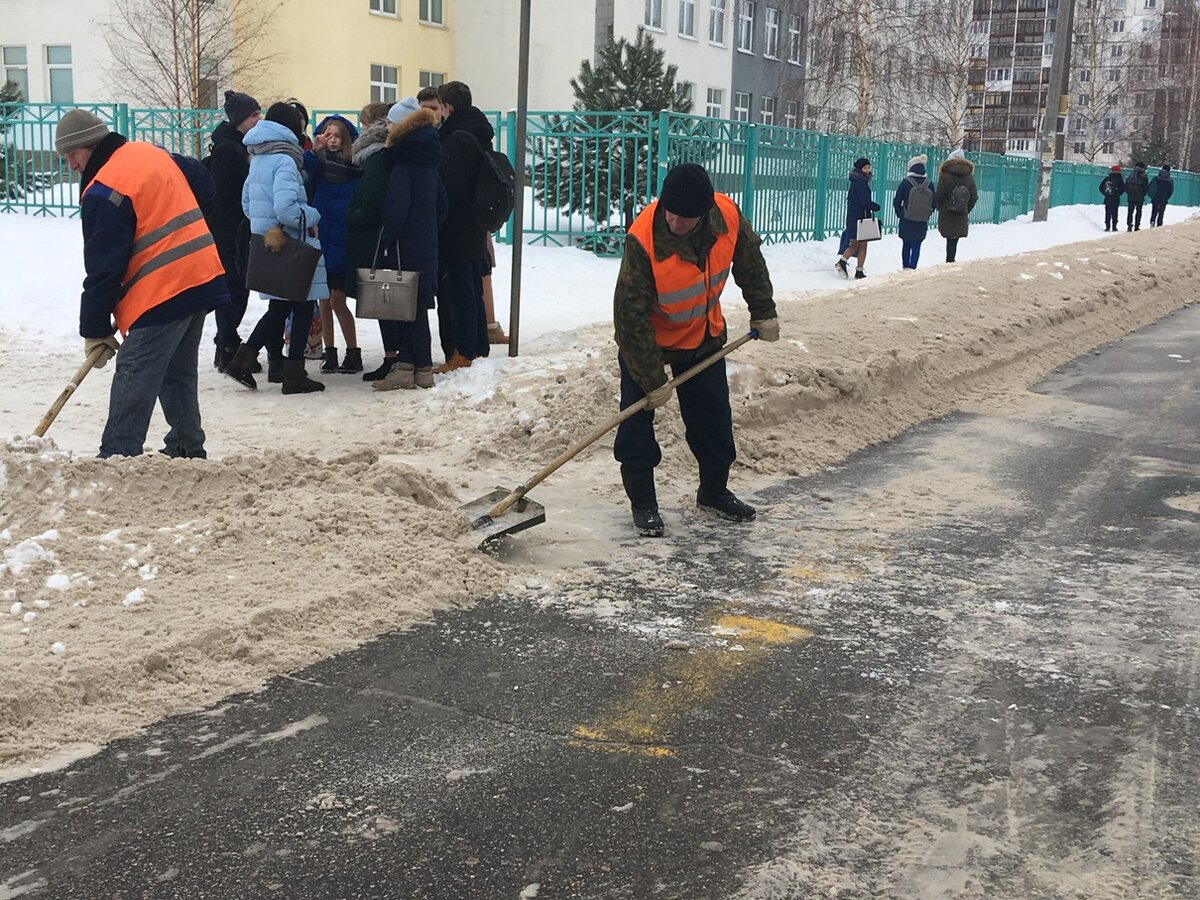 Вакансии дворника в москве. Дворник. Дворник ЖКХ. Лучший дворник. Дворник подросток.