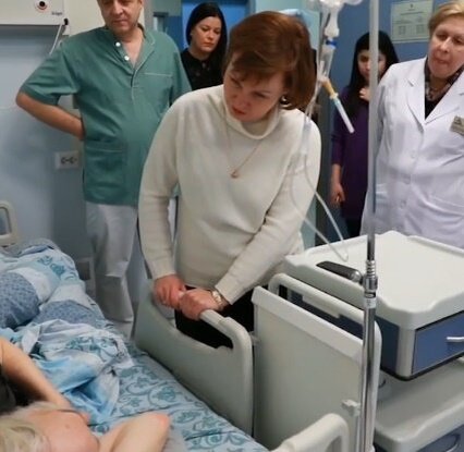 Вице-губернатор Анна Митянина в палате Сергея Левашова. Кадр репортажа ТК "Санкт-Петербург"