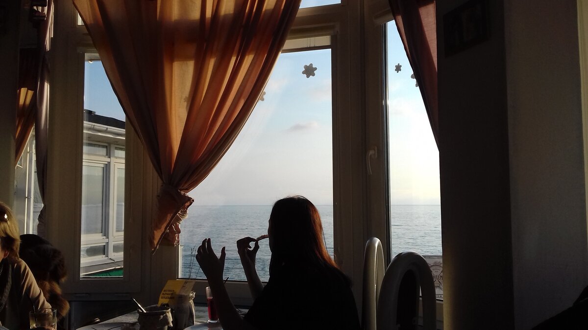 Кафе "Дом Анны Францевны". Вид из окна на море.