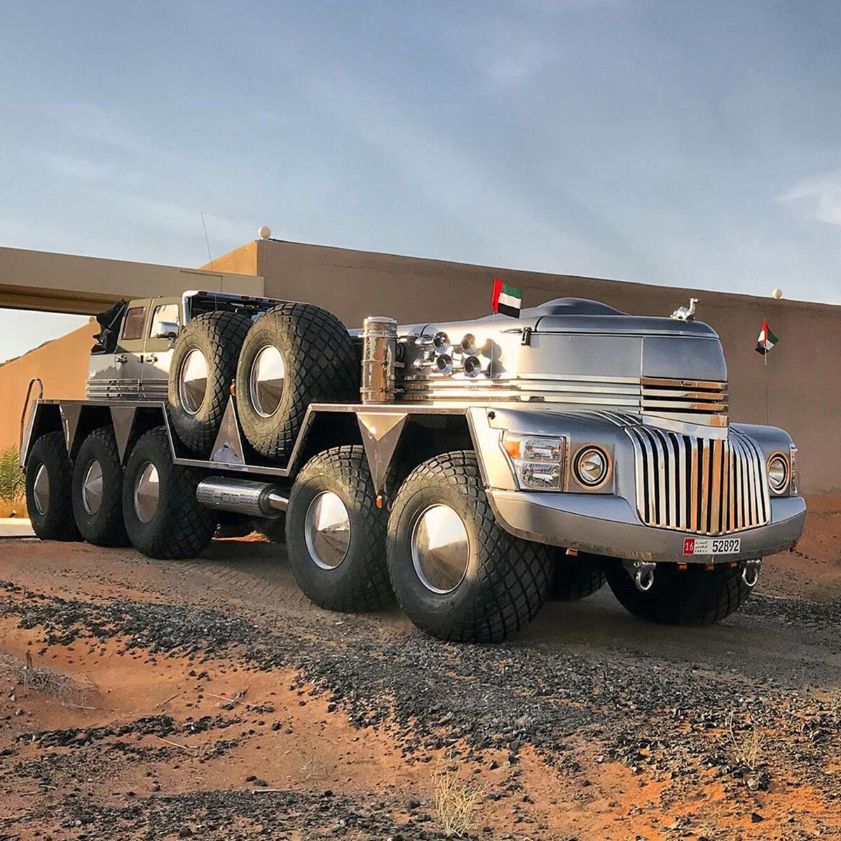 Большой автомобиль фото. Тягач Oshkosh m1075. Автопарк шейха Хамада. Jeep Wrangler арабского шейха. Джип арабского шейха.