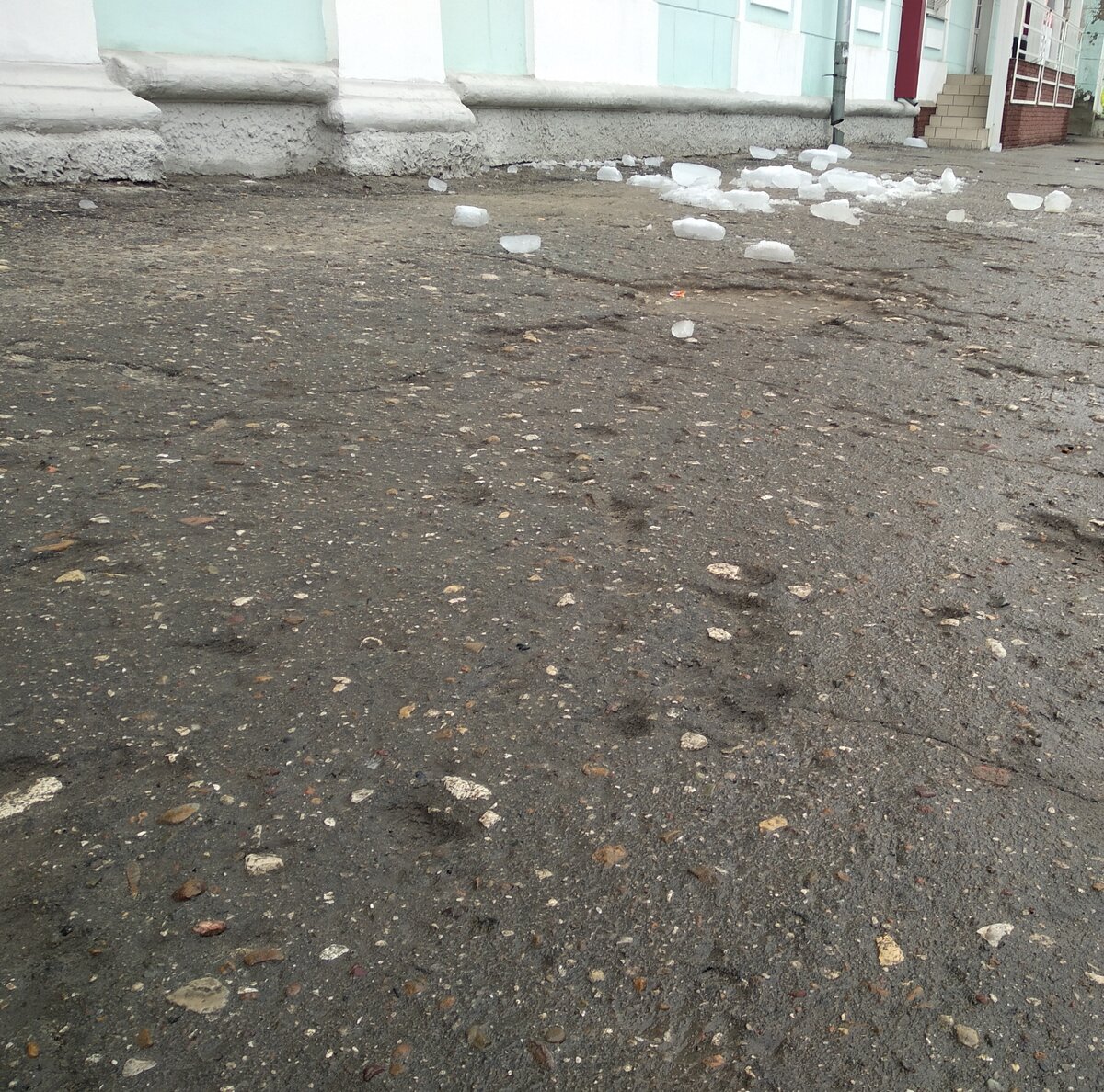 эти глыбки свалились тут намедни между мной и тётей с коляской. впечатлений - масса, да