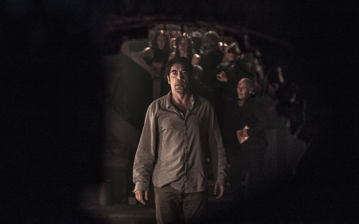                                                                     Хавьер Бардем в роли бога