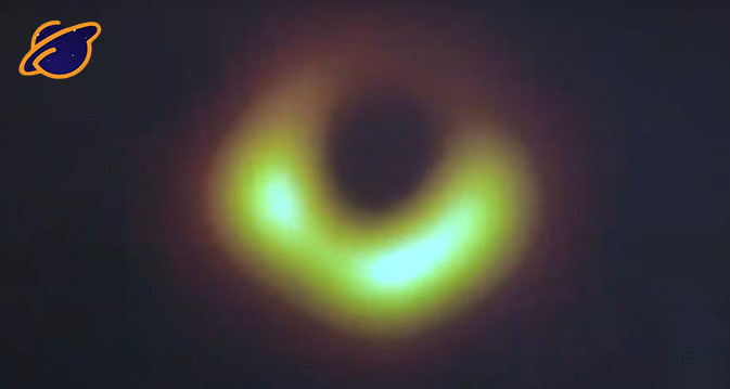 На фотографии показан легкий круг, созданный деформацией пространства-времени под действием силы тяжести черной дыры. Именно эта деформация приводит к изгибу света, который создает почти идеальный круг диаметром 100 миллиардов километров вокруг гравитационного центра.
