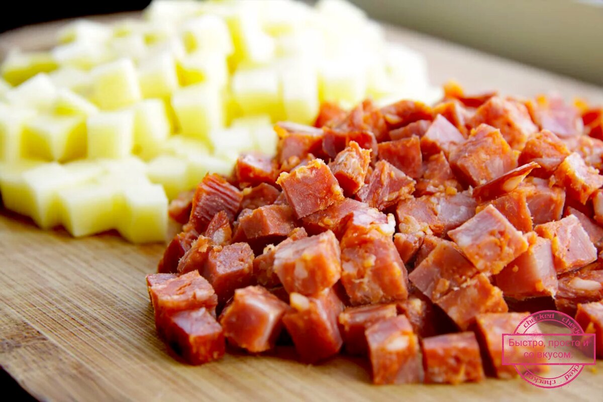 1. Нарезаем чоризо и очищенную картофелину средних размеров. Картофель лучше нарезать кубиками.